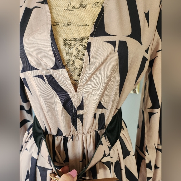 Graphic Split Thigh Belted Dress - Picture 6 of 8